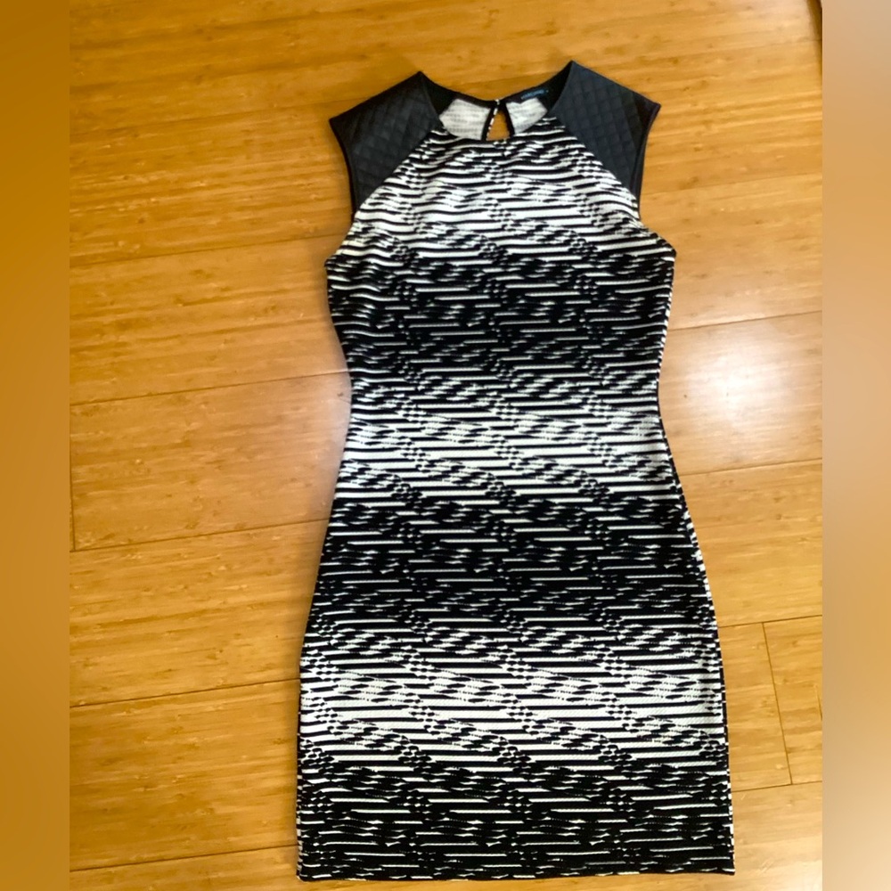WOMENS black & White zig zag Guess By Marciano Size s